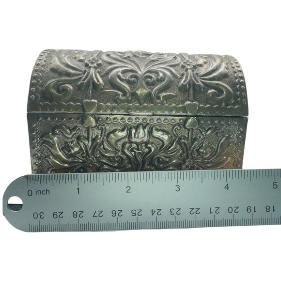 Vintage Jewelry Box with Silver Metal Cladding Tulips and soft Red Felt Lining - Picture 9 of 9